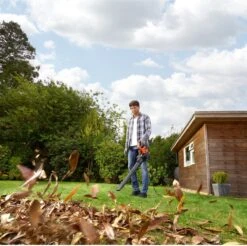 Black & Decker BLACK+DECKER BEBLV300SB-QS Bladblazer - 404 Km/u - 3000W - Zuig-/blaasfunctie - Gesnoerd 20 Black & Decker BLACK+DECKER BEBLV300SB-QS Bladblazer - 404 Km/u - 3000W - Zuig-/blaasfunctie - Gesnoerd -Tuinbenodigdheden Bevordering 1200x1195 3