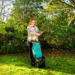 VONROC Hakselaar/Shredder 2500W – Voor Takken Tot Ø45mm – Incl. 45L Opvangzak & Duwstok 11 VONROC Hakselaar/Shredder 2500W – Voor Takken Tot Ø45mm – Incl. 45L Opvangzak & Duwstok -Tuinbenodigdheden Bevordering 1200x1200 121