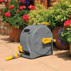 Hozelock Compact Enclosed Reel 2 In 1 - 25 Meter - Slangbox En Muurhaspel In één - Grijs -Tuinbenodigdheden Bevordering 1200x1200 1438