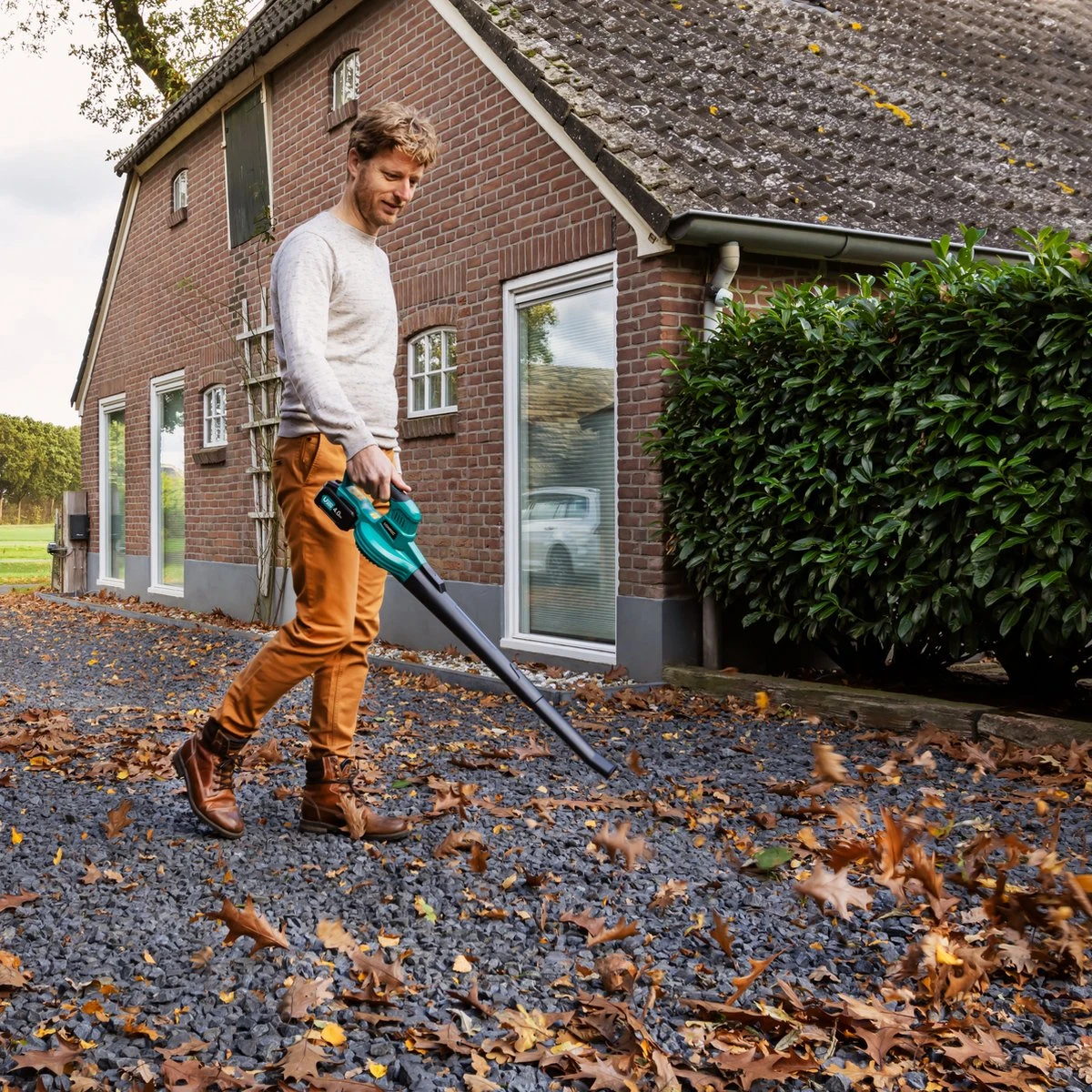 VONROC Accu Bladblazer – VPower 20V – 2 Standen – Max. Blaassnelheid 190km/u – Incl. 4.0Ah Accu En Sneloplader 6 VONROC Accu Bladblazer – VPower 20V – 2 Standen – Max. Blaassnelheid 190km/u – Incl. 4.0Ah Accu En Sneloplader - Afbeelding 4