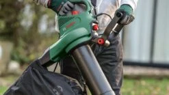 Bosch UniversalGardenTidy 2300 Bladblazer - Op Snoer - 2300 W -Tuinbenodigdheden Bevordering 1200x675 3