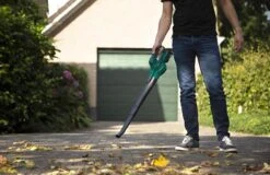 VONROC Accu Bladblazer – VPower 20V – 2 Standen – Max. Blaassnelheid 190km/u – Incl. Accu En Oplader -Tuinbenodigdheden Bevordering 1200x778