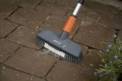 GARDENA Cleansystem Comfort Schrobber - Reinigen Van Paden - Terras - Oprit -Tuinbenodigdheden Bevordering 1200x799 96