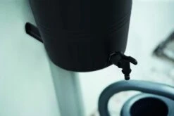 Elho Green Basics Rain Catcher 33 - Regenton Voor Balkonbuiten - Ø 33.5 X H 73.5 Cm - Zwart/Living Black 15 Elho Green Basics Rain Catcher 33 - Regenton Voor Balkonbuiten - Ø 33.5 X H 73.5 Cm - Zwart/Living Black -Tuinbenodigdheden Bevordering 1200x800 404