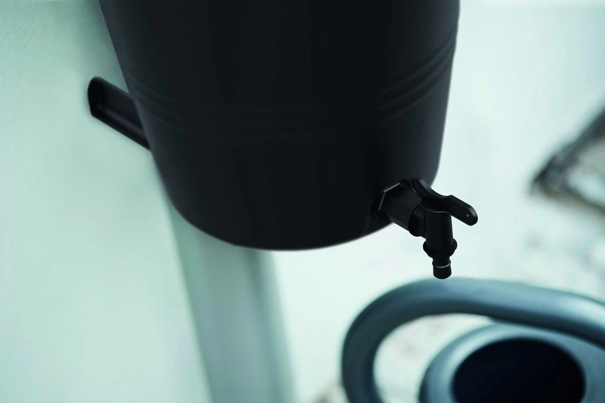 Elho Green Basics Rain Catcher 33 - Regenton Voor Balkonbuiten - Ø 33.5 X H 73.5 Cm - Zwart/Living Black 6 Elho Green Basics Rain Catcher 33 - Regenton Voor Balkonbuiten - Ø 33.5 X H 73.5 Cm - Zwart/Living Black - Afbeelding 4