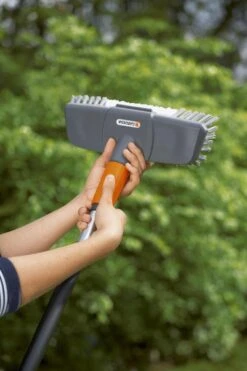 GARDENA Cleansystem Comfort Schrobber - Reinigen Van Paden - Terras - Oprit -Tuinbenodigdheden Bevordering 799x1200 36