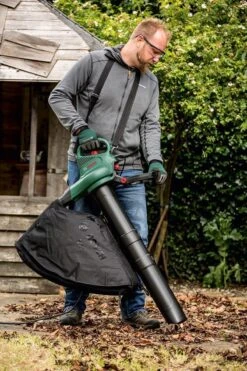 Bosch UniversalGardenTidy 3000 Bladblazer - Op Snoer - 3000 W -Tuinbenodigdheden Bevordering 800x1200 4