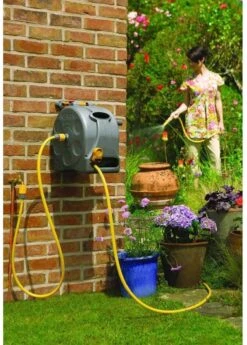 Hozelock Compact Enclosed Reel 2 In 1 - 25 Meter - Slangbox En Muurhaspel In één - Grijs -Tuinbenodigdheden Bevordering 858x1200 1